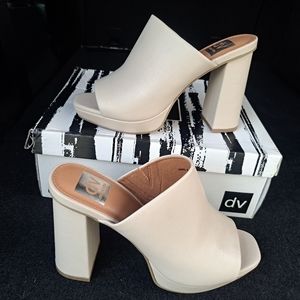 Platform sandal. DV Dolce Vita Perla. Size 8